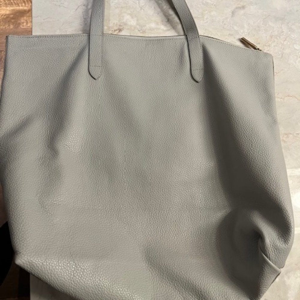 Cuyana Pebbled Light Gray Leather Tote